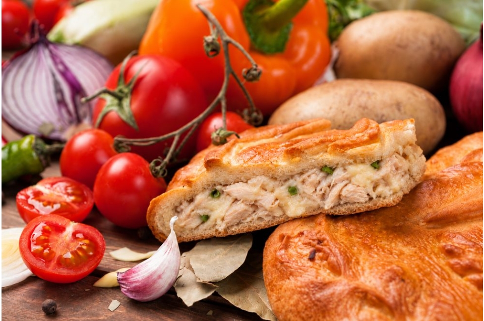 купить пирог с курицей, сыром и зелёным луком - пироговая компания