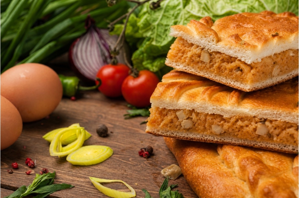 купить пирог со свежей капустой и грибами - пироговая компания