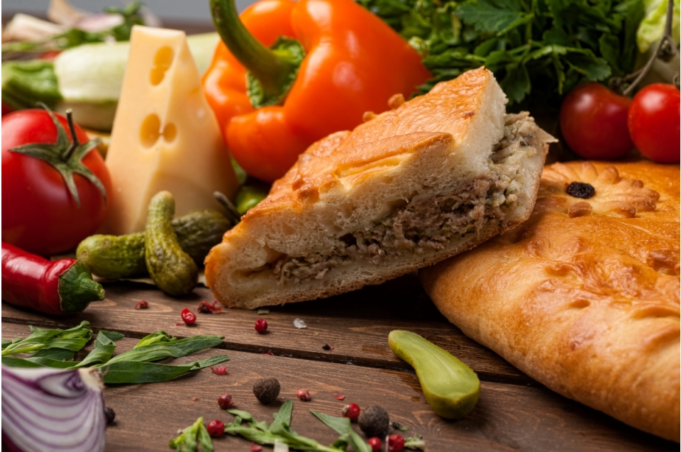 купить пирог "мужской" с говядиной, свининой и сыром - пироговая компания