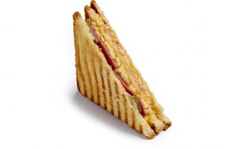 Сэндвич с ветчиной, сыром и салями