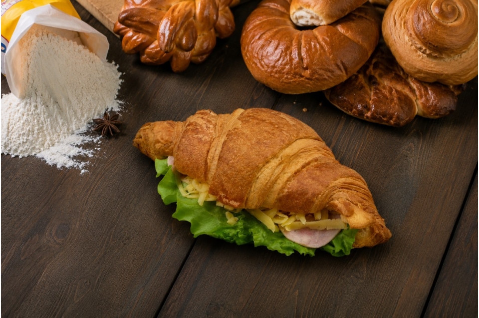 купить круассан с ветчиной и сыром - пироговая компания